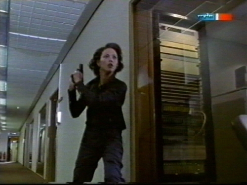 lexa-doig-ci-5-the-new-professionals-hostage-013.jpg
